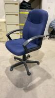 BLUE ROLLING OFFICE CHAIR