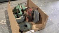 HAND GRINDER, 2 STONES + SMALL VISE