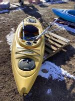 PELICAN KAYAK QUEST 100, (2) PADDLES & FISHING NET