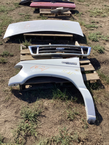 WHITE HOOD GRILL. FRONT FENDER. FORD E450 SUPERDUTY