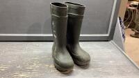 BEKINA HARD TOE RUBBER BOOTS SIZE 7