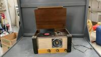 ANTIQUE GENERAL ELECTRIC RECORD PLAYER/RADIO