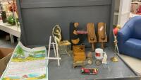 SMALL BOX OF COLLECTIBLES - BRASS WALL ART DANCER, SMALL BEAR SERVER (WOOD), WOOD CANDLE HOLDERS 🤨, BRASS ITEMS, ETC