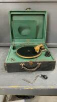 ANTIQUE PORTABLE VICTROLA PHONOGRAPH
