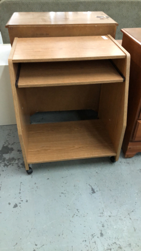 SMALL DESK ON CASTORS