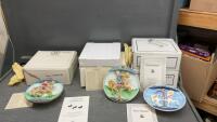 (4) MUSICAL CAROUSEL COLLECTOR PLATES - (2) HORSES MOVE UP & DOWN THE POLE