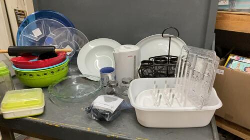 LARGE ASSORTMENT OF FOOD STORAGE AND SERVING PIECES
