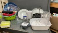 LARGE ASSORTMENT OF FOOD STORAGE AND SERVING PIECES