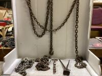 BOX OF CHAIN WITH A NIPPER AND CORKSCREW