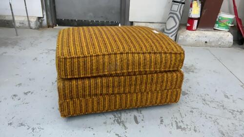 RETRO OTTOMAN ON WHEELS