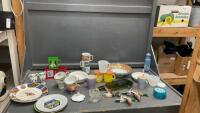 BOX W/ MISC COLLECTIBLES - RETRO MUGS, PLASTERWARE GEESE, INK WELLS, PLASTIC JUICEBOX HOLDERS ETC