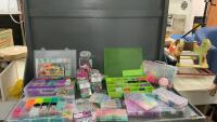 TOTE OF CRAFTING ITEMS - BUTTONS, BEADS, RAINBOW ELASTICS ETC