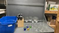 KITCHENAID KNIVES IN BLOCK, SET OF DRINKING GLASSES, WINE & SHOT GLASSES IN BLUE GROCERY TOTE