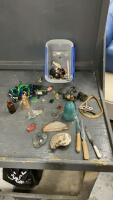 SMALL CONTAINER W/ MISC COLLECTIBLES - MINI LEAD BENCHES W/ CHARACTERS, FOSSILS, INSULATOR, AGATE SLICES,
