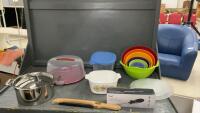 BOX W/ PLASTIC BOWLS W/ LIDS, LARGE CASSEROLE, MASTER CHEF ELECTRICK KNIFE, CAKE SAVER, PADERNO STAINLESS POT