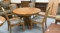 ROUND SINGLE PEDESTAL KITCHEN TABLE W/ (4) CUSHIONED CHAIRS AND (2) LEAVES