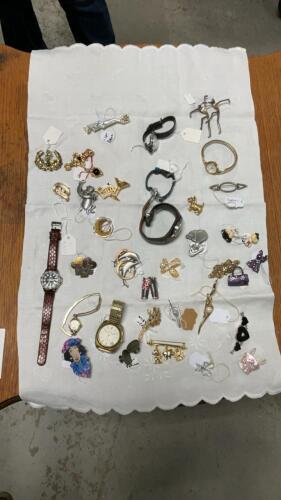 COLLECTION OF WATCHES, BROOCHES,