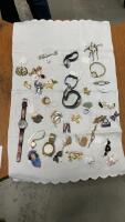 COLLECTION OF WATCHES, BROOCHES,