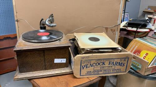 ANTIQUE TABLETOP VICTOR IV PHONOGRAPH W/ 78&rsquo;S RECORDS