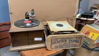 ANTIQUE TABLETOP VICTOR IV PHONOGRAPH W/ 78&rsquo;S RECORDS