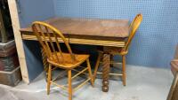 SOLID OAK TABLE W/ BARLEY TWIST LEGS & (2) WOOD. CHAIRS