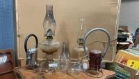(7) PIECES. - ASSORTMENT OF OIL LAMPS, (2) BATTERY LIGHTS FROM THE 50&rsquo;S AND EXTRA CHIMNEYS