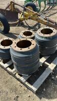 Paullette of six cast wheel hubs