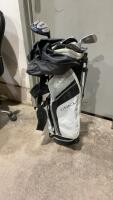 RIGHT HAND YOUTH GOLF BAG W/ STAND AND (5) CLUBS