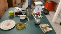 MISC KITCHEN ITEMS - ENAMEL DIPPERS, SIFTER, SCOOP, LONG MATCH HOLDER, TUPPERWARE CCUP, AMBER JUICER, AMERICAN FAMILY KITCHEN SCALE