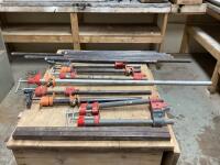 ASSORTMENT OF (8) PIPE CLAMPS, (7) PIPES & (2) BARS
