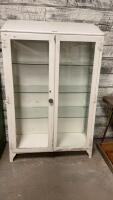 WHITE METAL CABINET W/ DOUBLE GLASS DOORS