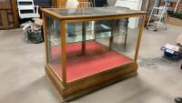 QUARTER CUT OAK SHOWCASE