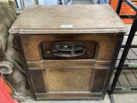 VINTAGE WOODEN VICTOR RADIO