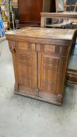 VINTAGE &ldquo;WHITE&rdquo; SEWING MACHINE CABINET - ON CASTORS - HAS TREADLE &hellip;..25&rsquo;L X 19.5&rdquo;D X 30&rdquo; - CLOSED POSITION