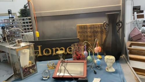 BOX OF ASSORTED DECOR ITEMS - DIGITAL PHOTO FRAME W/ REMOTE, METAL VASE, HEAD VASE, HOUR GLASS, CRYSTAL PAPER WEIGHT ETC