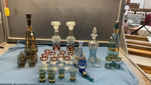 COLLECTION OF DECANTERS & GLASSES