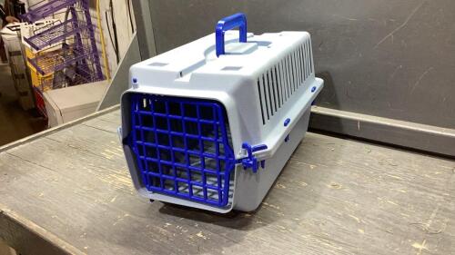 SMALL PLASTIC PET CARRIER