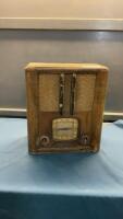 ANTIQUE RCA VICTOR RADIO