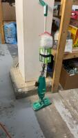 SWIFFER MOP W/ DRY CLOTHS