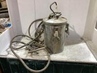 PAINT POT WITH SPRAY GUN