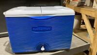 RUBBERMAID 2-WHEEL COOLER WITH EXTENSION HANDLE