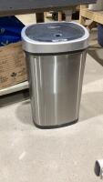 GARBAGE CAN WITH BATTERY OPERATED LID