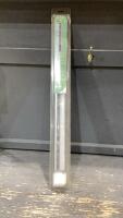 FLUORESCENT LIGHT FIXTURE