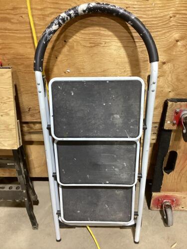 METAL FOLDABLE 3-STEP LADDER
