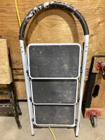 METAL FOLDABLE 3-STEP LADDER