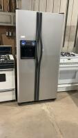 FRIGIDAIRE - SIDE BY SIDE FRIDGE FREEZER W ICE MAKER