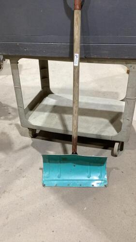 METAL SNOW SHOVEL