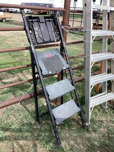 PLASTIC FOLDABLE 4-STEP LADDER