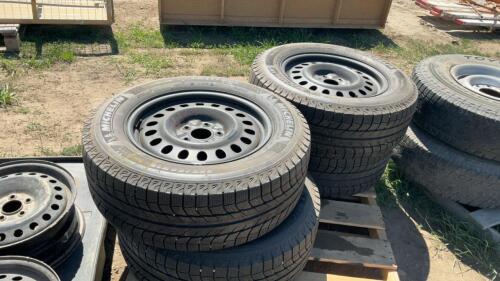SET OF 4 MICHELIN LATITUDE W/ BLACK RIMS - 265 /60R18