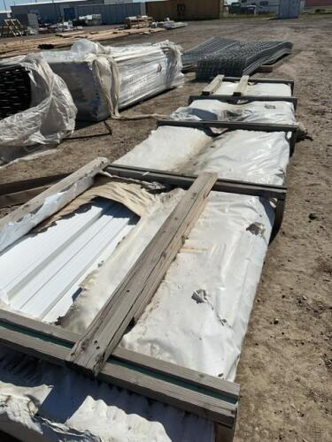 Bundle of 171 pieces of white vinyl fence pickets